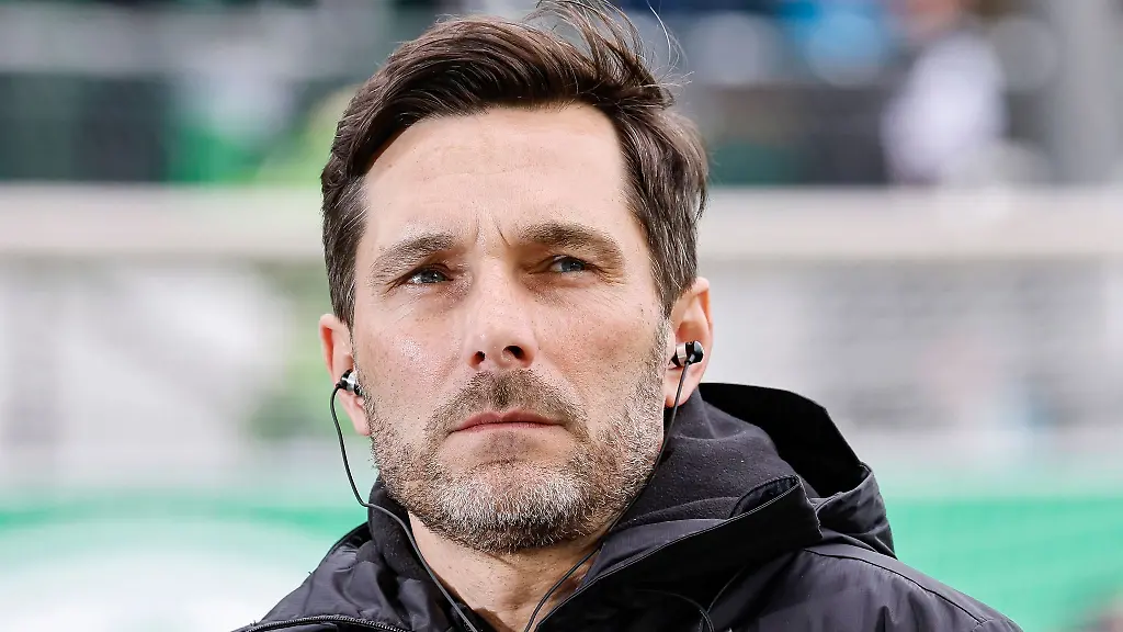 Der-Fuerther-Trainer-Stefan-Leitl-gibt-ein-Interview