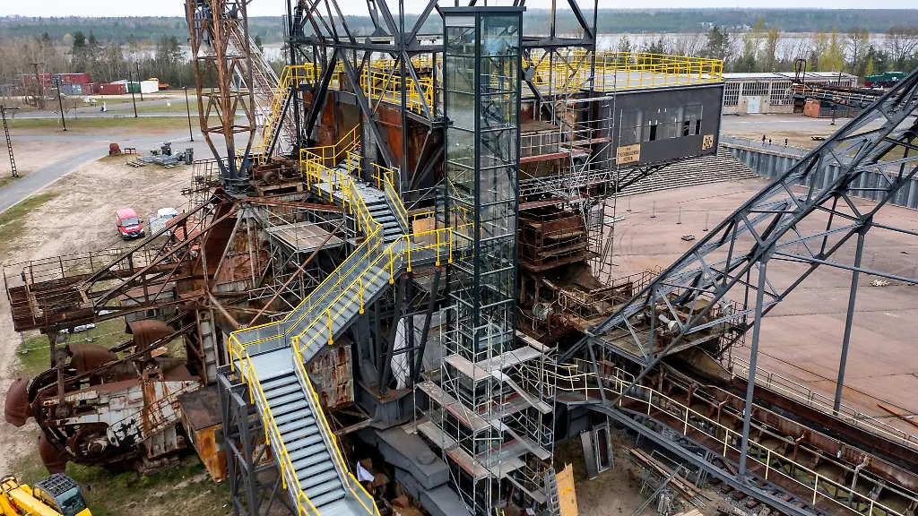 Der-glaeserne-Fahrstuhl-bringt-die-Besucher-auf-die-Aussichtsplattform-des-Tagebaugeraetes