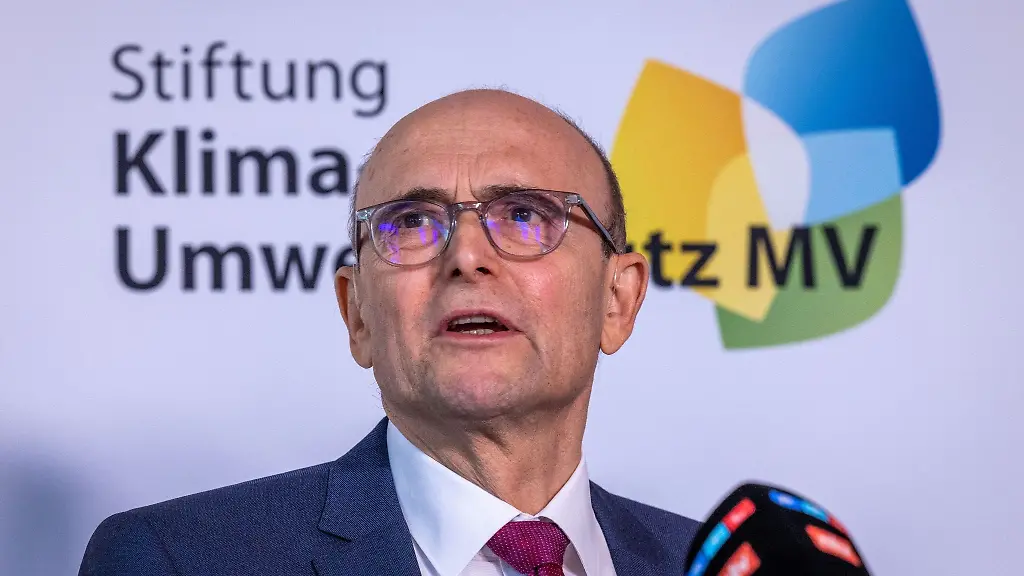 Erwin-Sellering-SPD-Vorstandsvorsitzender-der-Klimastiftung-MV-spricht