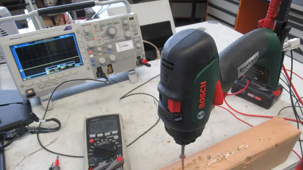 Um-die-elektrischen-Daten-der-Werkzeug-Akkus-zu-ermitteln-wurden-beim-TUeV-Rheinland-unter-anderem-Schraubversuche-an-einem-Messplatz-vorgenommen