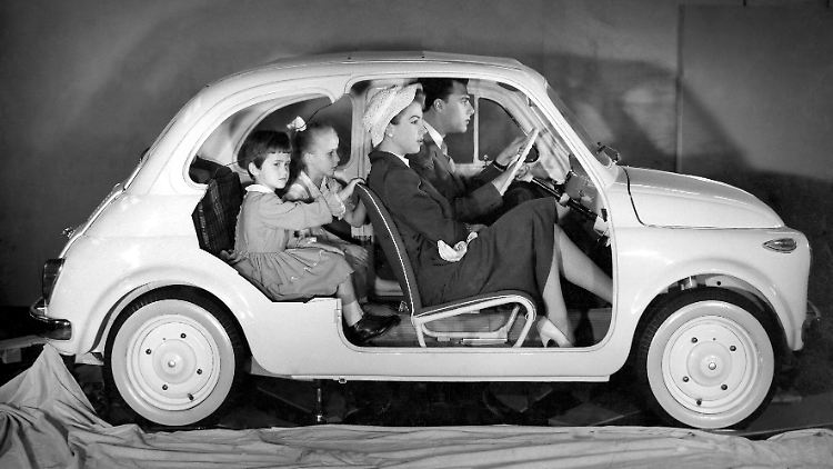 Idylle aus den 1950ern: Der Mann am Steuer, die Mutter auf dem Beifahrersitz.