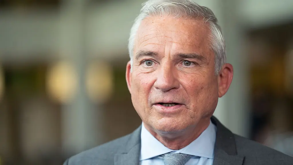 Innenminister-Thomas-Strobl-CDU-spricht-zu-Journalisten