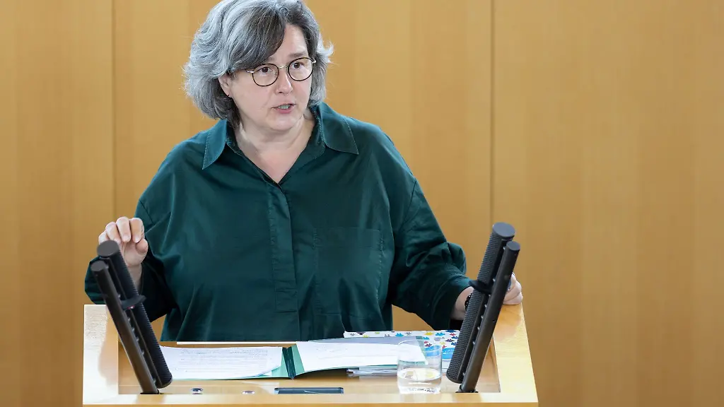 Heike-Werner-spricht-bei-der-Sitzung-des-Thueringer-Landtags