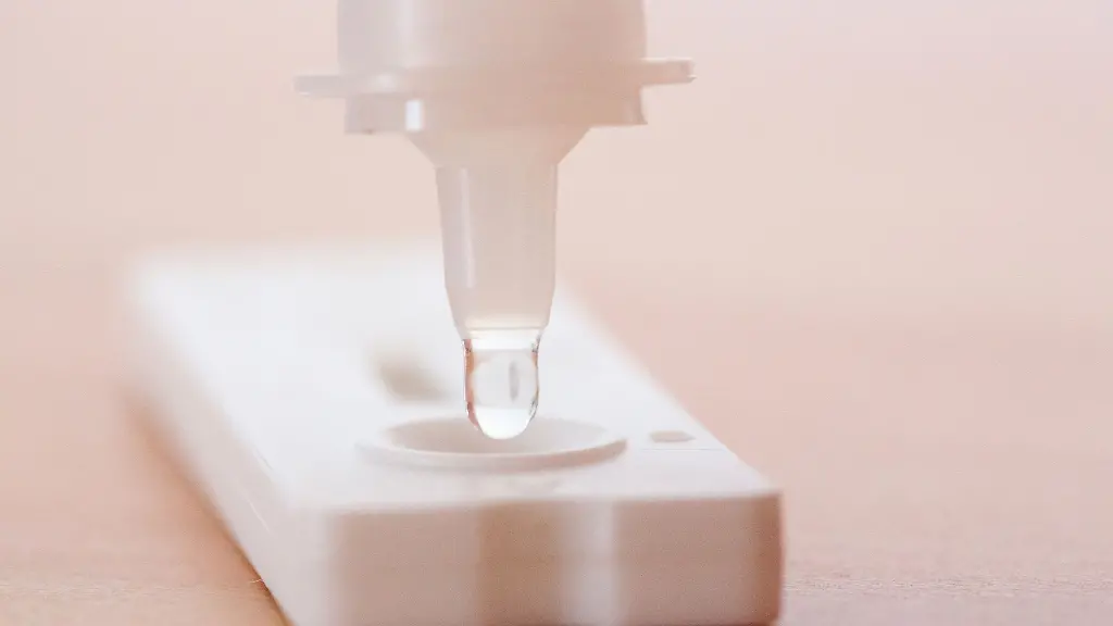 Testfluessigkeit-wird-auf-einen-Antigen-Schnelltest-gegeben