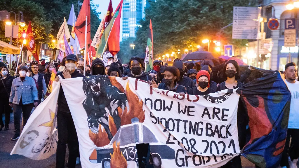 Mehrere-hundert-Menschen-aus-dem-linken-Spektrum-protestieren-bei-dem-Zug-durch-die-Frankfurter-Innenstadt