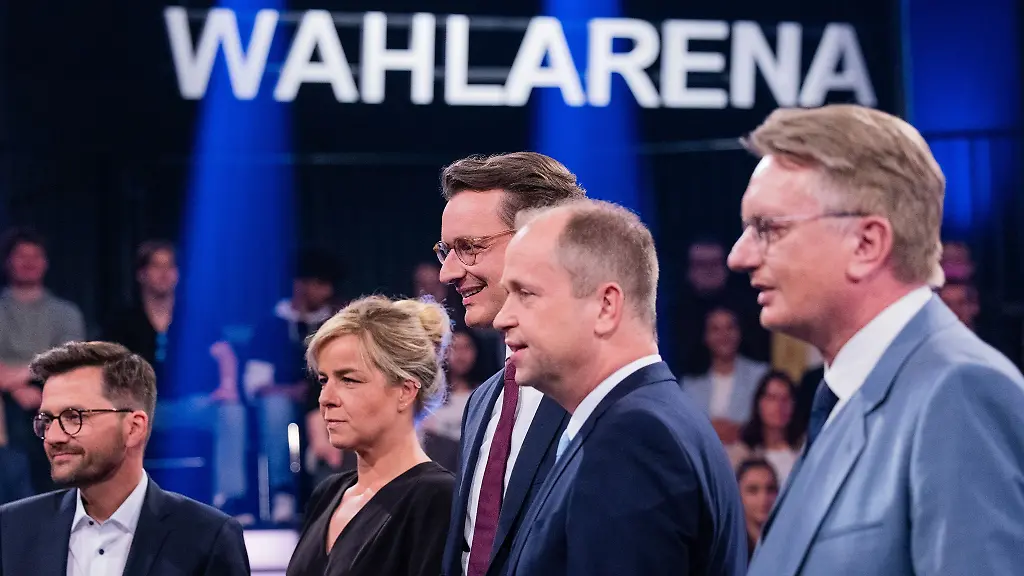 Hendrik-Wuest-M-Thomas-Kutschaty-l-Mona-Neubaur-2-v-l-und-Joachim-Stamp-2-v-r