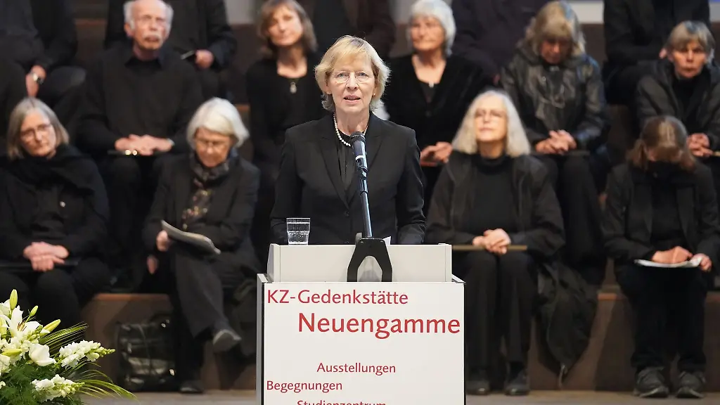 Dorothee-Stapelfeldt-SPD-Senatorin-fuer-Stadtentwicklung-und-Wohnen-spricht-waehrend-der-Gedenkfeier