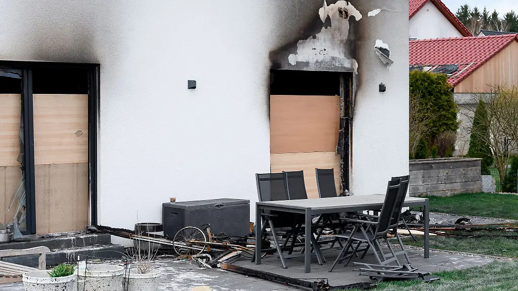 Blick-auf-ein-von-einem-Brand-beschaedigtes-Einfamilienhaus