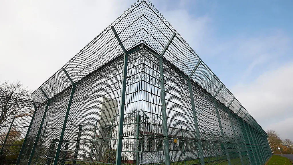 Ein-hoher-Zaund-umschliesst-eine-forensische-Klinik