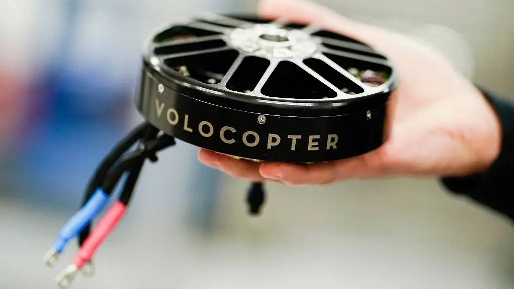 Ein-Mitarbeiter-von-Volocopter-haelt-in-einem-Entwicklungslabor-einen-Elektromotor-in-der-Hand