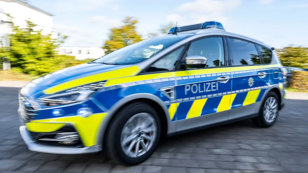 Ein-Polizeiwagen-faehrt-zu-einem-Einsatz