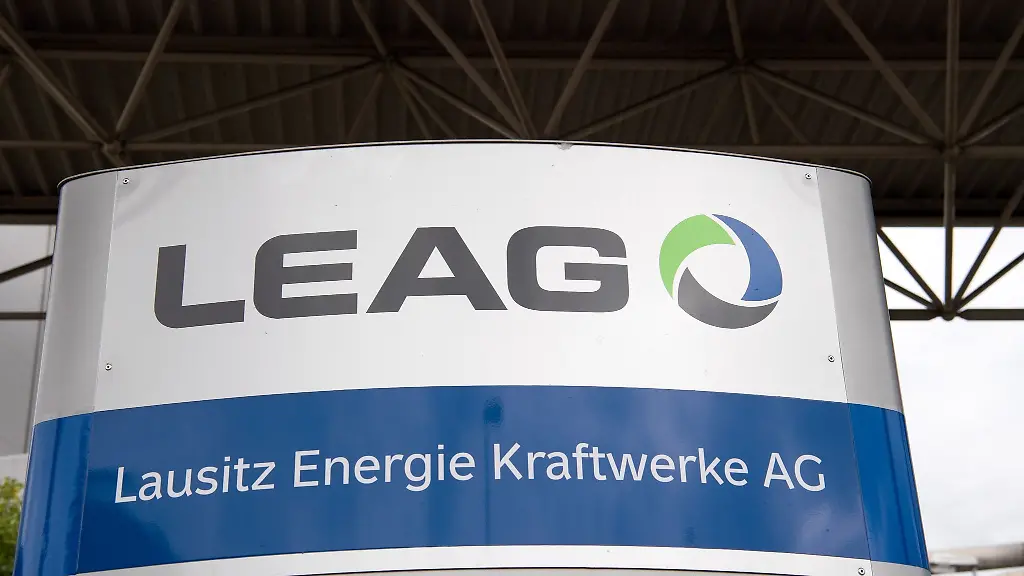 Auf-dem-Gelaende-des-Braunkohle-Kraftwerkes-steht-der-Schriftzug-Lausitz-Energie-Kraftwerke-AG
