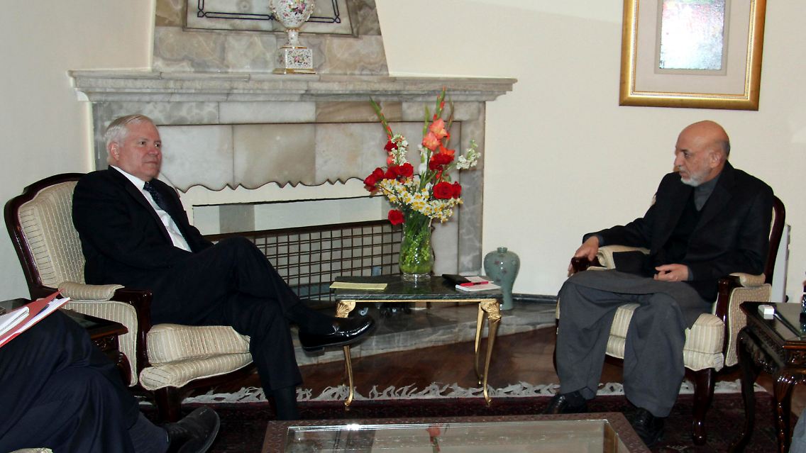 US-Verteidigungsminister Robert Gates, links, im Gespräch mit Afghanistans Präsident Hamid Karsai.