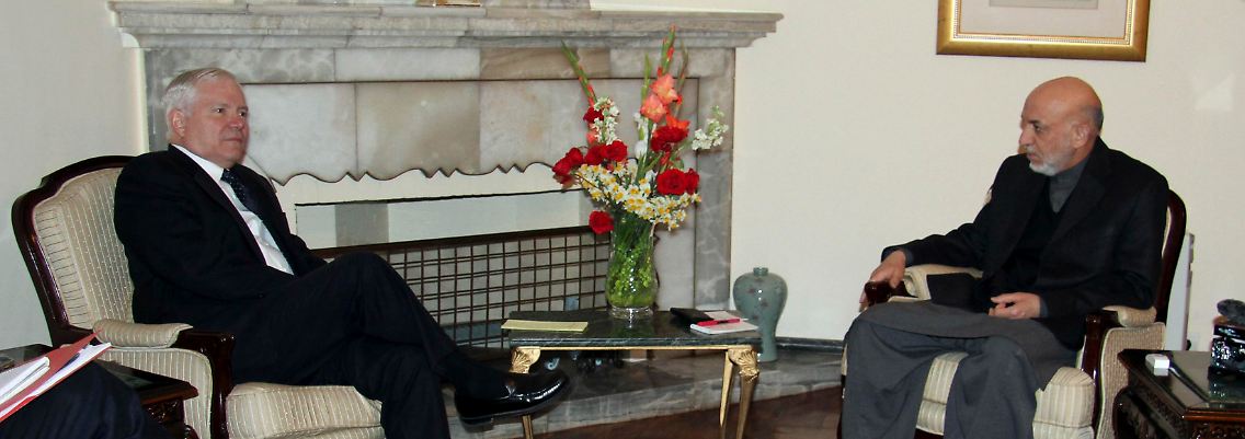 US-Verteidigungsminister Robert Gates, links, im Gespräch mit Afghanistans Präsident Hamid Karsai.