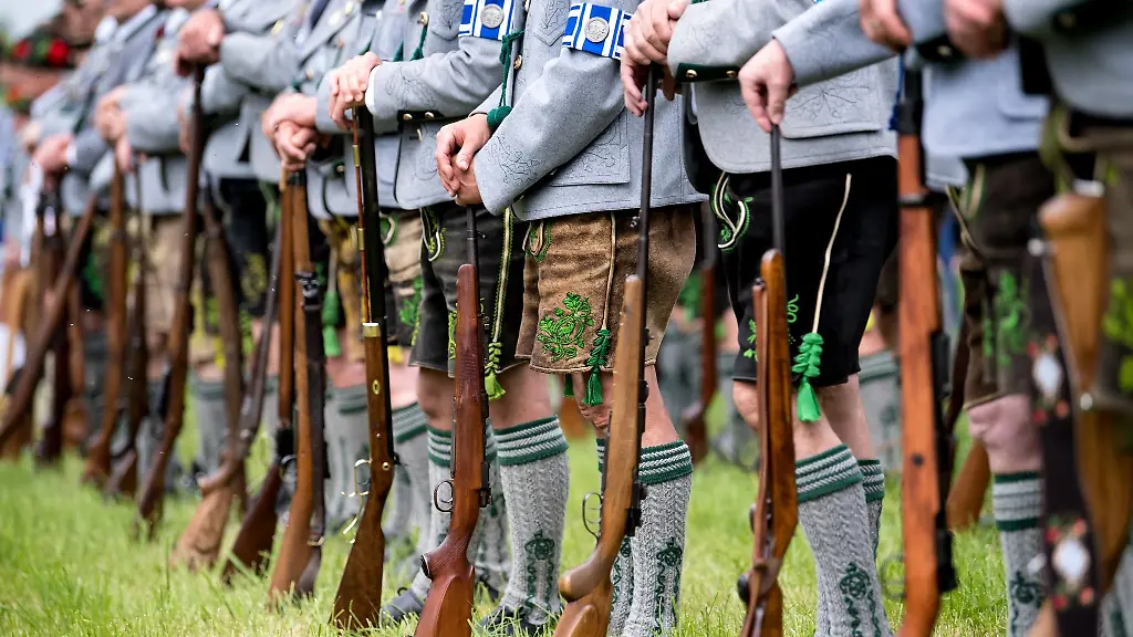 Gebirgsschuetzen-nehmen-am-Patronatstag-der-bayerischen-Gebirgsschuetzen-teil
