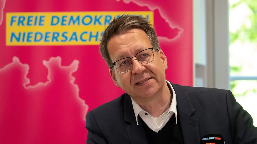 Stefan-Birkner-FDP-Spitzenkandidat-zur-Landtagswahl-in-Niedersachsen-spricht-in-Hannover