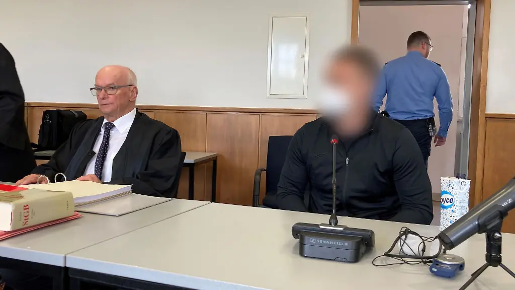 Der-Angeklagte-r-sitzt-neben-seinem-Verteidiger-im-Saal-des-Landgerichts-Saarbruecken