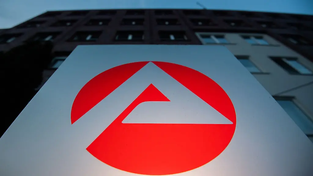 Ein-Schild-steht-vor-einem-Standort-der-Agentur-fuer-Arbeit