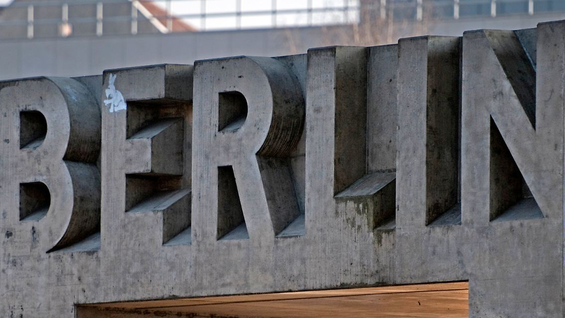Angesagte Stadt: "Berlin" als Beton-Schriftzug nahe des Tempelhofer Ufers in Berlin-Kreuzberg.