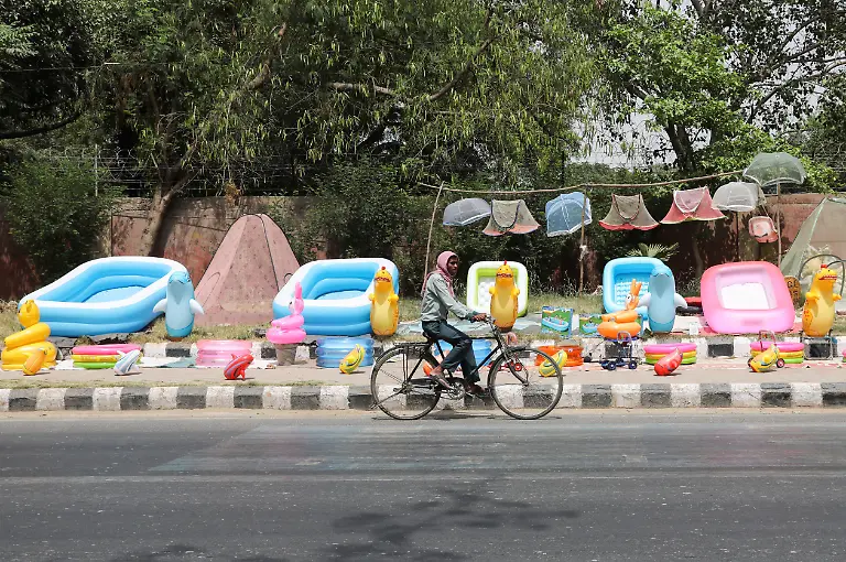 2022-04-26T131631Z-644902729-RC2WUT90G5LG-RTRMADP-3-INDIA-WEATHER