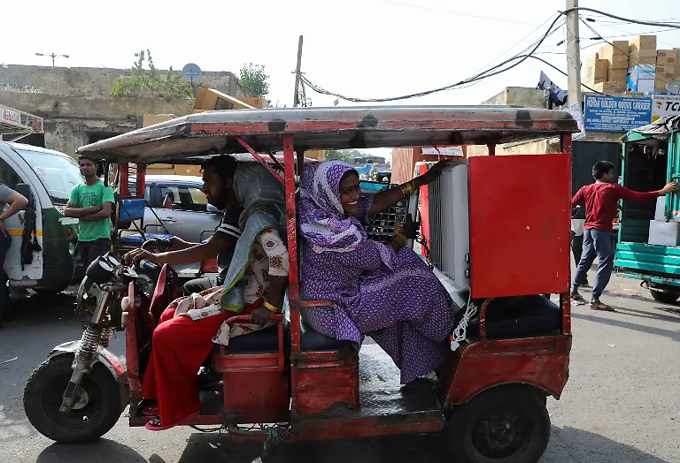 2022-04-11T140209Z-702574975-RC2YKT9IYNLH-RTRMADP-3-INDIA-WEATHER