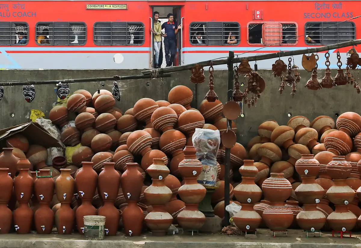 2022-04-26T130018Z-1565566904-RC2WUT9FUFKL-RTRMADP-3-INDIA-WEATHER