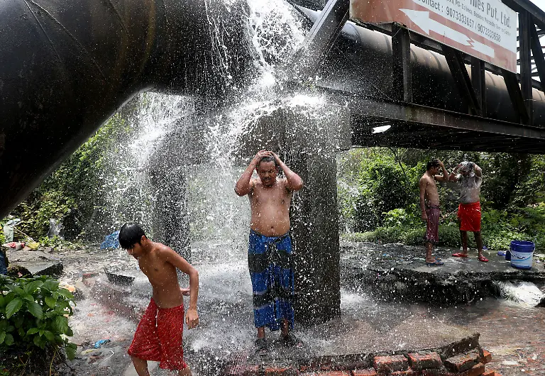 2022-04-19T083601Z-326284147-RC25QT9Z3LUK-RTRMADP-3-INDIA-WEATHER