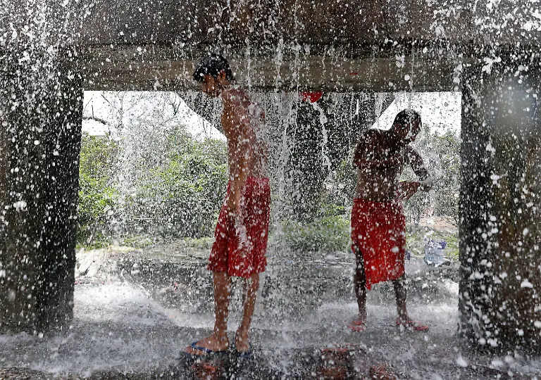 2022-04-19T103845Z-122496252-RC25QT9R8WU8-RTRMADP-3-INDIA-WEATHER