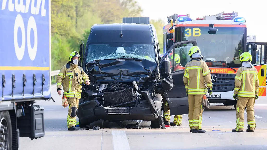 Ein-Kleintransporter-steht-nach-einem-Unfall-an-der-Autobahn-A7