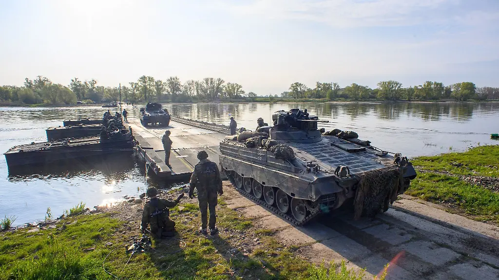 Die-Bundeswehr-uebt-mit-Schuetzenpanzern-des-Typs-Marder-an-der-Elbe-in-Sachsen-Anhalt