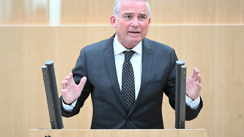 Baden-Wuerttembergs-Innenminister-Thomas-Strobl-spricht-bei-einer-Plenarsitzung