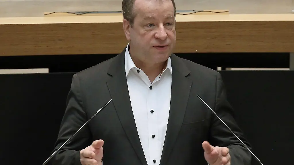 Frank-Balzer-CDU-spricht-waehrend-einer-Plenarsitzung-im-Berliner-Abgeordnetenhaus