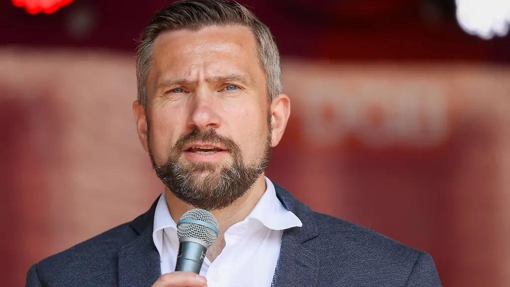 Martin-Dulig-SPD-Wirtschaftsminister-von-Sachsen-spricht-in-ein-Mikrofon