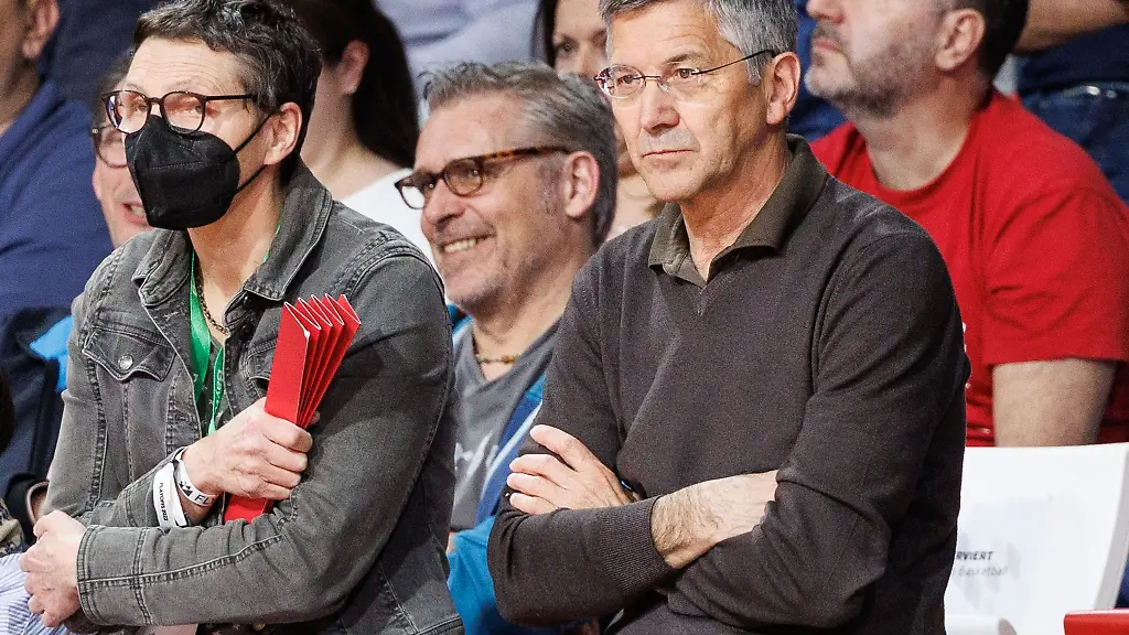 Bayern-Vereinspraesident-Herbert-Hainer-vorne-r-verfolgt-ein-Spiel