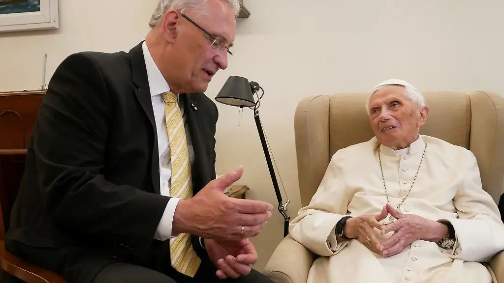 Der-Innenminister-Joachim-Herrmann-besucht-Papst-Benedikt-zwei-Wochen-nach-seinem-95-Geburtstag
