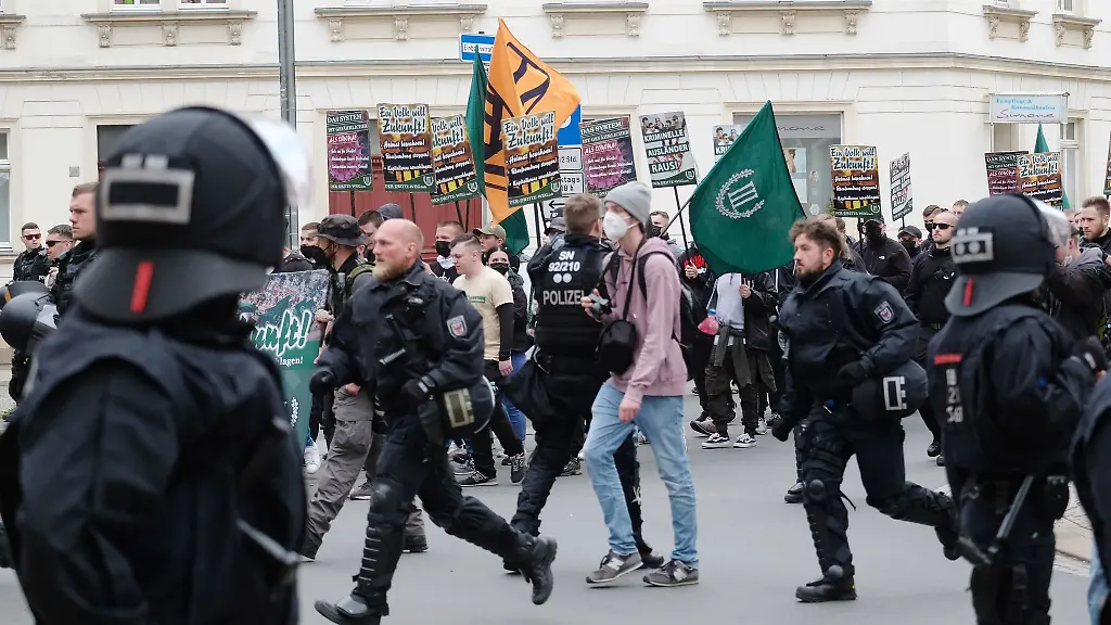 Teilnehmer-einer-Kundgebung-der-rechtsextremen-Partei-Der-dritte-Weg-gehen-eine-Strasse-entlang