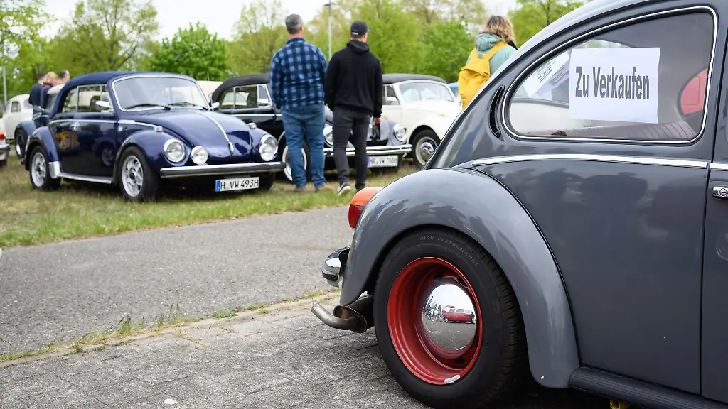 Ein-Schild-Zu-Verkaufen-haengt-in-einem-Volkswagen-Kaefer-auf-einem-Parkplatz-der-Messe-Hannover