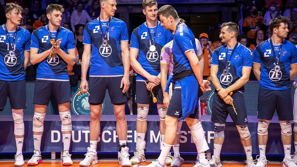 Das-Team-von-VfB-Friedrichshafen-steht-mit-Silbermedaillen-bei-der-Siegerehrung