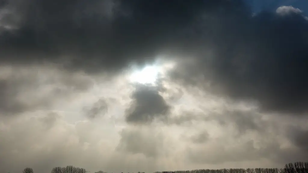 Die-Sonne-kommt-hinter-einer-dunklen-Wolkendecke-hervor