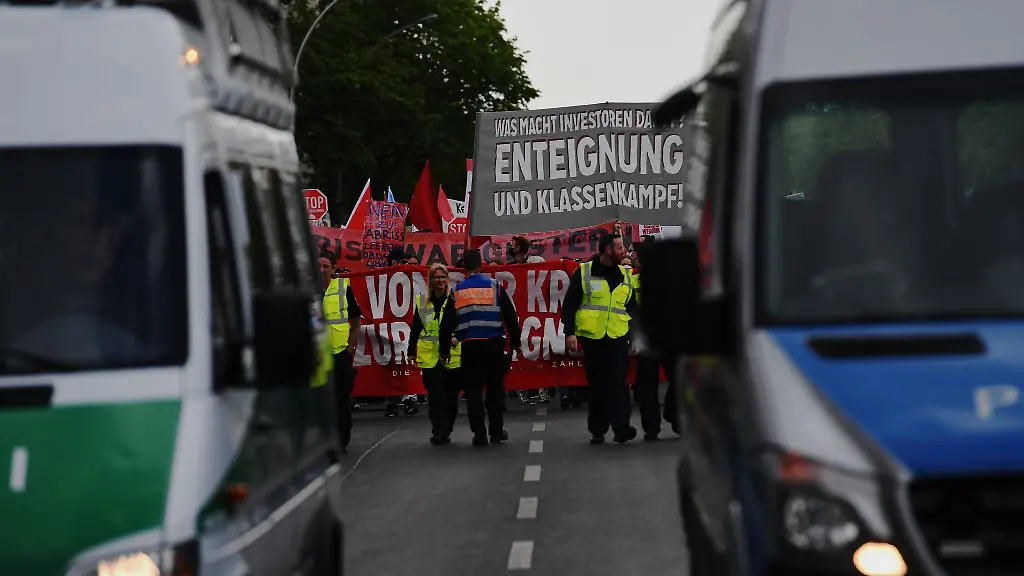 Teilnehmer-an-der-Demo-linker-Gruppen-ziehen-unter-dem-Motto-Von-der-Krise-zur-Enteignung-Die-Reichen-sollen-zahlen-durch-Wedding