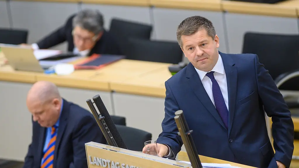 Sven-Schulze-CDU-steht-im-Plenarsaal