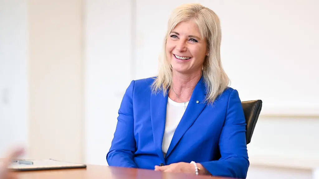 Ulrike-Scharf-CSU-aufgenommen-bei-einem-Interviewtermin-in-ihrem-Buero