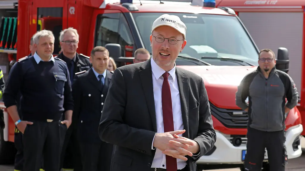 Christian-Pegel-spricht-bei-der-Uebergabe-von-16-neuen-Loeschfahrzeugen