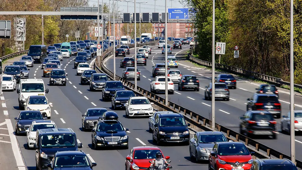 Autos-fahren-auf-einer-Stadtautobahn