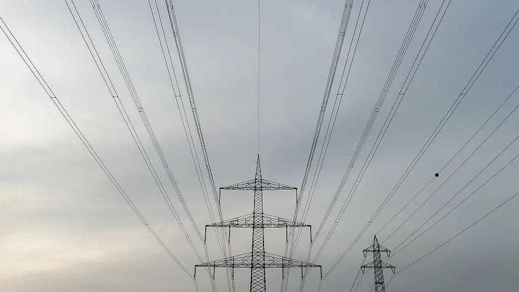 Strommasten-einer-Starkstromleitung-stehen-im-frankfurter-Stadtteil-Riedberg