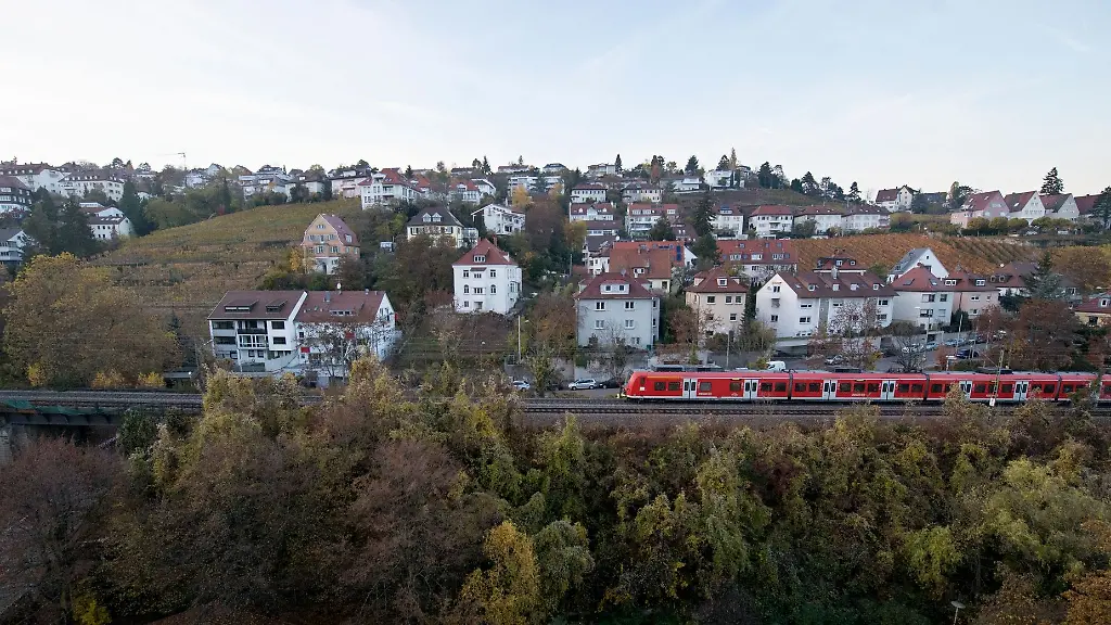 Ein-Zug-faehrt-in-Stuttgart-auf-der-Gaeubahnstrecke