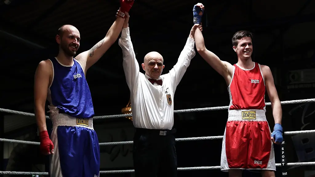 Amateure-boxen-bei-einem-Schaukampf-vor-dem-Politboxen-mit-Henry-bei-dem-Spitzenpolitiker-in-den-Ring-steigen