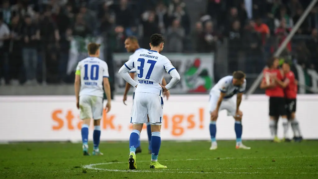 Fabio-Kaufmann-von-Karlsruhe-steht-nach-dem-Abpfiff-auf-dem-Feld