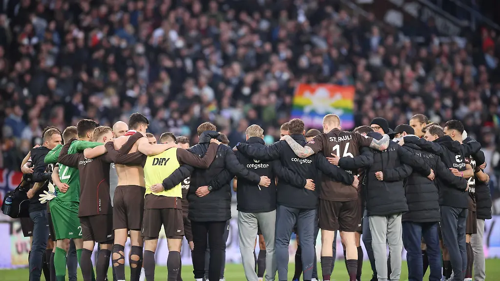 Sankt-Paulis-Team-steht-nach-dem-Spiel-im-Kreis-zusammen