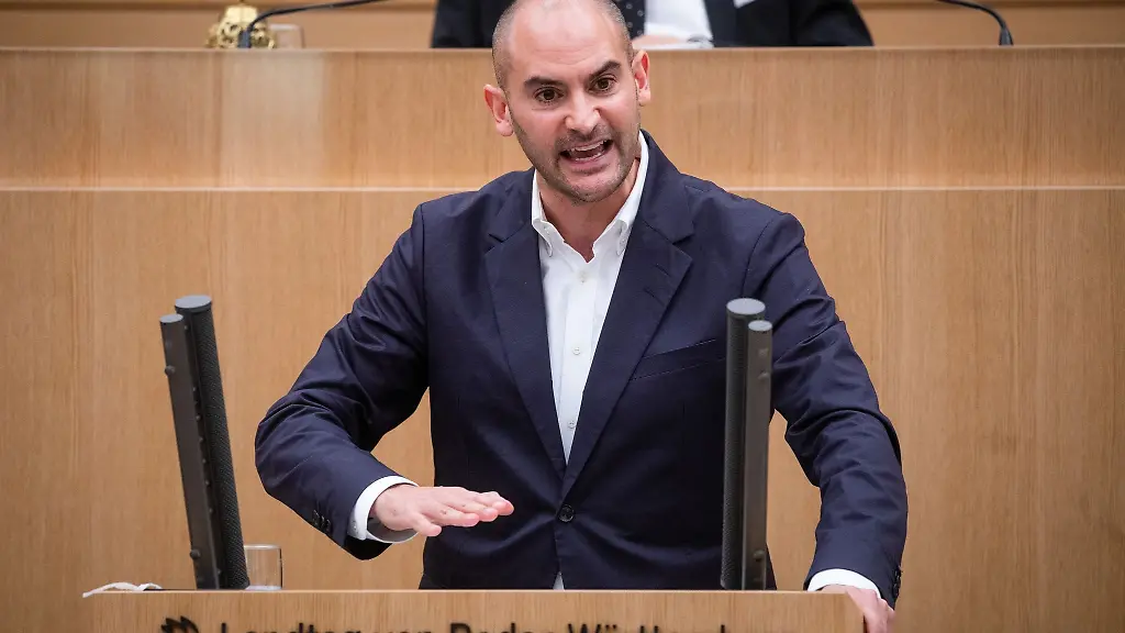 Danyal-Bayaz-spricht-bei-einer-Landtagssitzung-im-Plenarsaal-am-Rednerpult